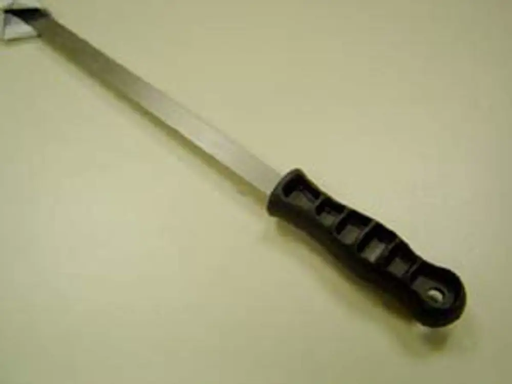 Reinigungsmesser mit langem, flachem Klingenblatt und einem griffigen schwarzen Kunststoffgriff. Geeignet für verschiedene Reinigungsanwendungen. Marke: Remeha.
